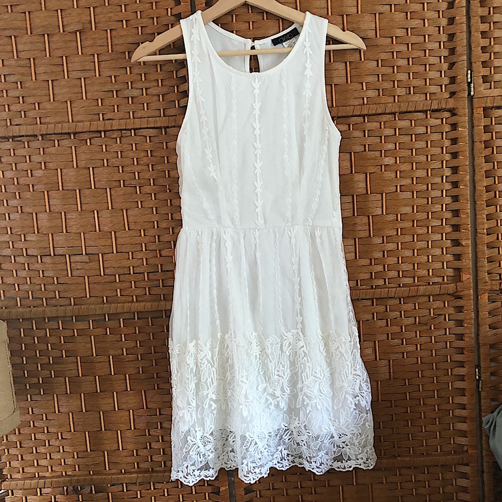 3/$15 🍁 White dress with lace detail - size small